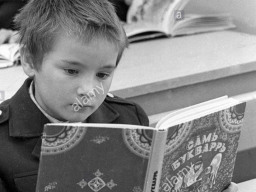 Первоклассник читает саамский букварь в Ловозерской сельской школе-интернате. 1 сентября 1984 года